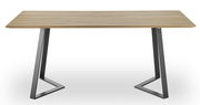 Moderner Esstisch aus Holz mit Metallbeinen, frontal betrachtet.