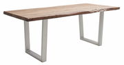 Moderner Esstisch mit natürlicher Holzplatte und Metallbeinen, seitliche Perspektive