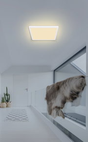 Moderne quadratische Deckenleuchte SAPANA in einem hellen Flur, von unten betrachtet.