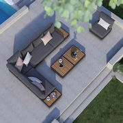 Luftaufnahme einer modernen Outdoor-Lounge mit grauem Ecksofa, Holztisch und Kissen auf einer Terrasse.