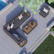 Luftaufnahme einer modernen Outdoor-Lounge mit grauem Ecksofa, Holztisch und Kissen auf einer Terrasse.