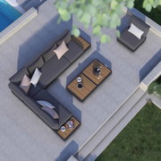 Luchtfoto van een moderne buitenlounge met een grijze hoekbank, een houten tafel en kussens op een terras.