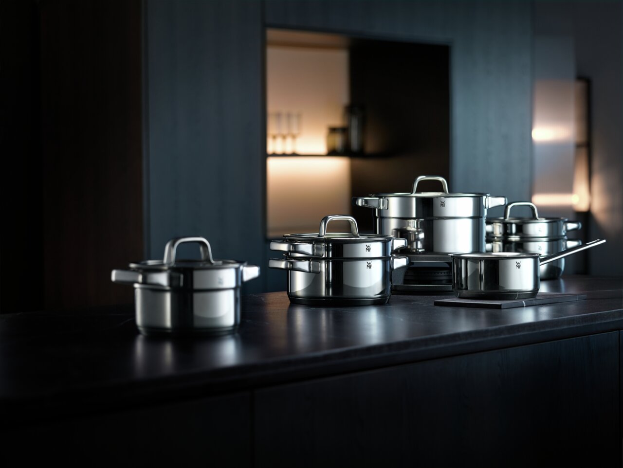 Elegantes Topfset Compact Cuisine 5-tlg. aus Edelstahl, in moderner Küchenumgebung, seitliche Perspektive