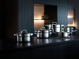Elegantes Topfset Compact Cuisine 5-tlg. aus Edelstahl, in moderner Küchenumgebung, seitliche Perspektive