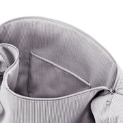 Innenansicht einer hellgrauen Cordtasche mit Reißverschluss und Innenfach, fotografiert aus schräger Draufsicht