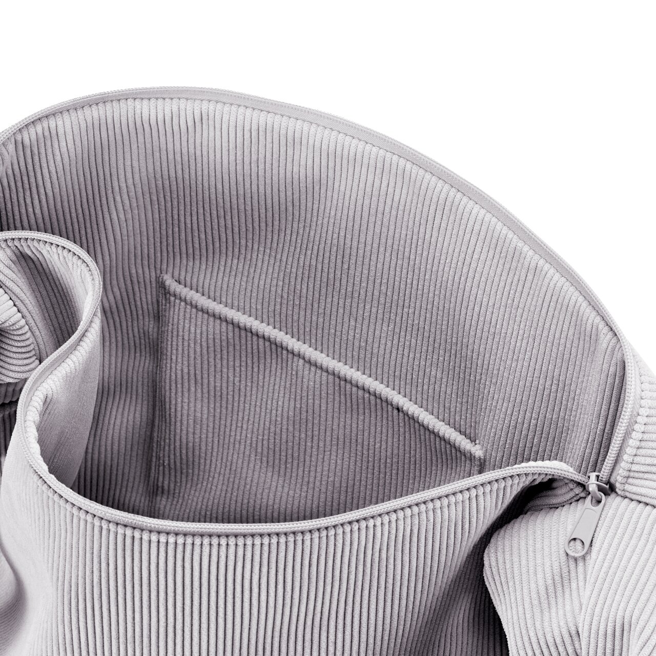 Innenansicht einer hellgrauen Cordtasche mit Reißverschluss und Innenfach, fotografiert aus schräger Draufsicht