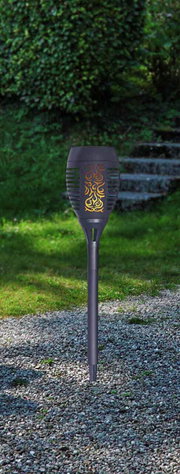 Solarleuchte Flame II in Gartenumgebung, frontal fotografiert