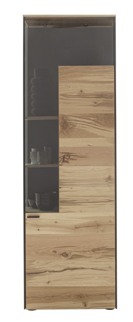 Vooraanzicht van een moderne vitrinekast met houten en glazen elementen, waarin serviesgoed en decoraties worden tentoongesteld.