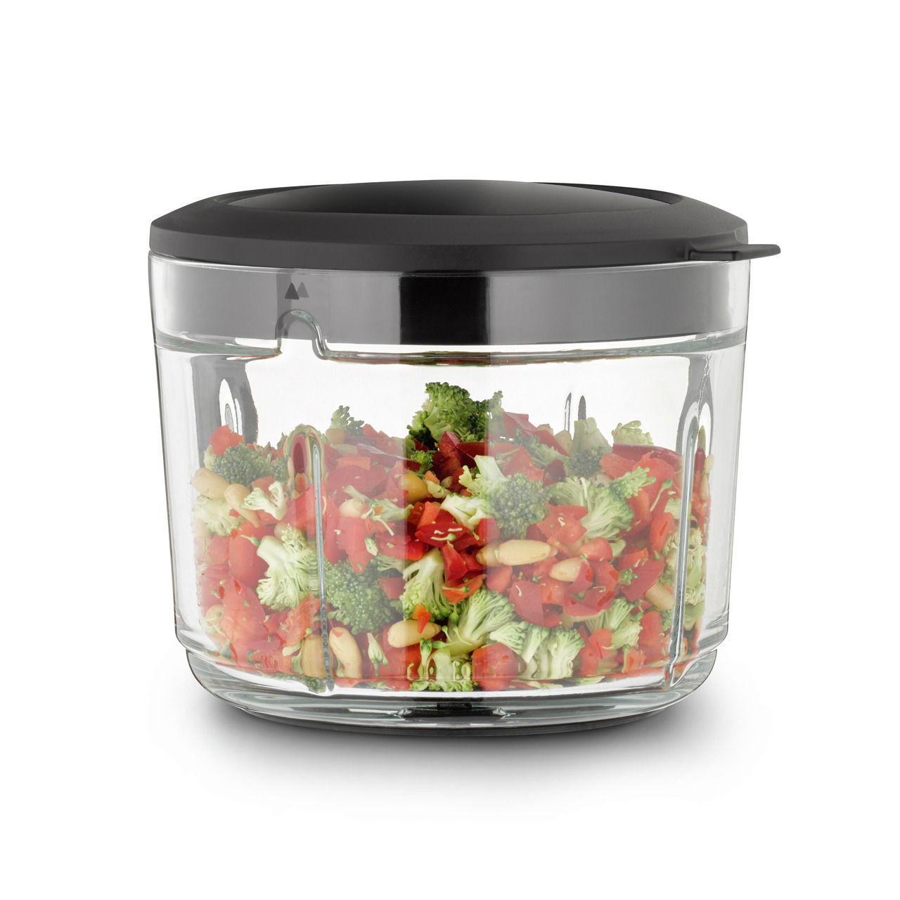Akku-Multizerkleinerer mit transparentem Behälter, gefüllt mit gehacktem Gemüse, seitliche Perspektive