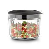 Akku-Multizerkleinerer mit transparentem Behälter, gefüllt mit gehacktem Gemüse, seitliche Perspektive