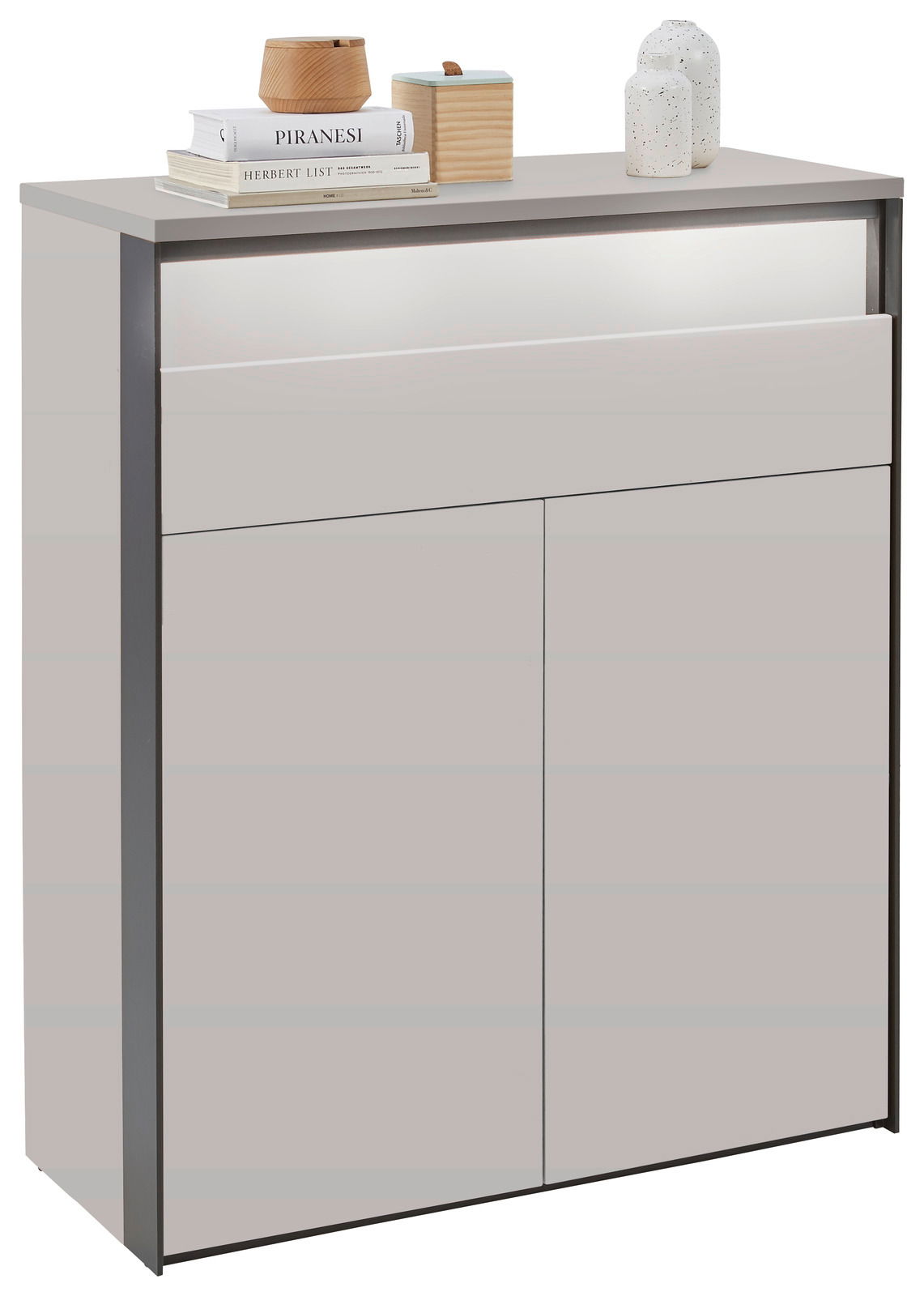 Voleo Schuhschrank ZAYA Moderner Schuhschrank in hellem Grau mit zwei Türen und einer Schublade, dekoriert mit Büchern und Vasen, seitliche Perspektive