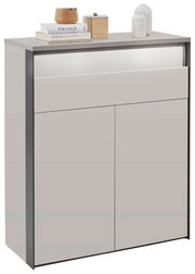 Moderner Schuhschrank in hellem Grau mit zwei Türen und einer Schublade, dekoriert mit Büchern und Vasen, seitliche Perspektive