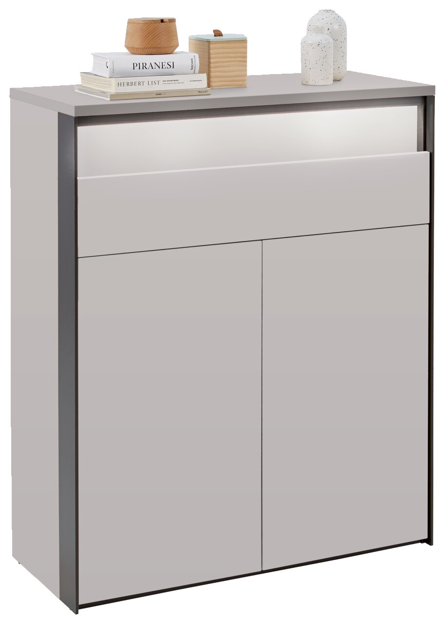 Voleo Schuhschrank ZAYA Moderner Schuhschrank in hellem Grau mit zwei Türen und einer Schublade, dekoriert mit Büchern und Vasen, seitliche Perspektive