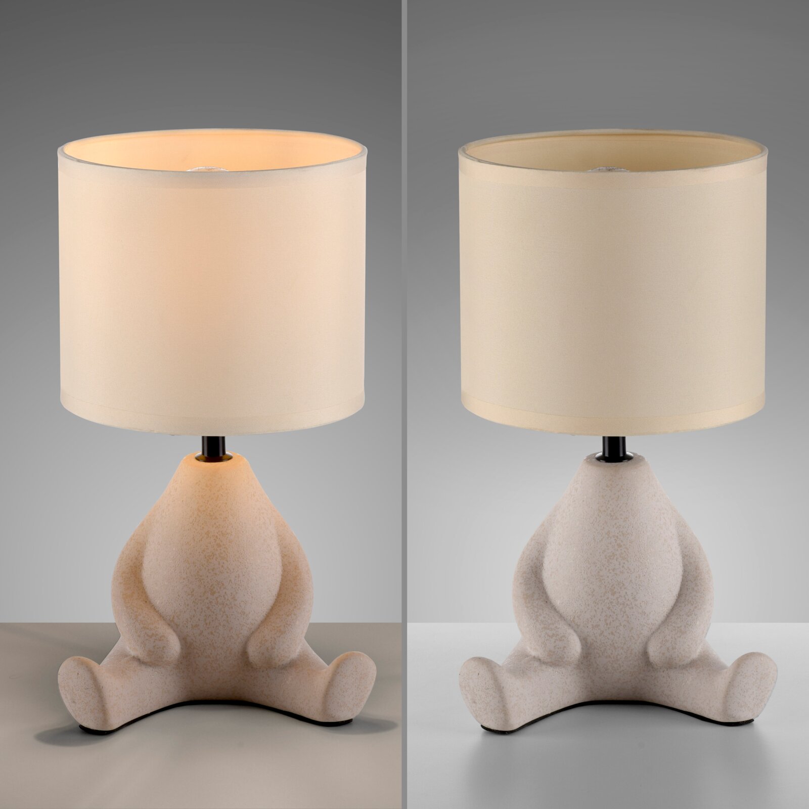 Moderne Tischlampe mit weißem Stoffschirm und skulpturalem, sitzendem Froschfuß in gesprenkelter Keramikoptik, frontal aus leichter Aufsicht gezeigt; links eingeschaltet, rechts ausgeschaltet.