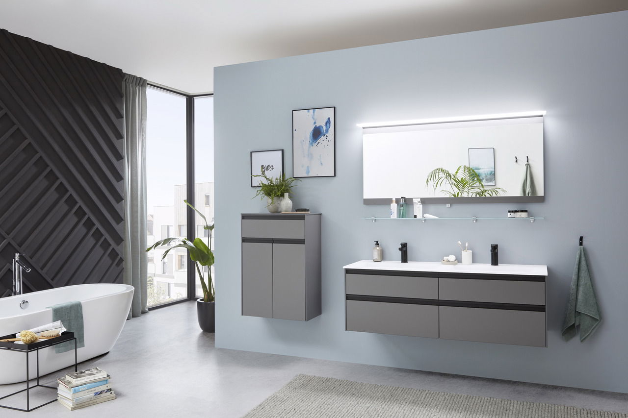 Moderne Badkombination mit grauen Schränken, Doppelwaschbecken und großem Spiegel, seitliche Perspektive