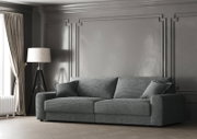 Grijze grote bank in een elegante woonkamer met klassieke lambrisering, zijaanzicht