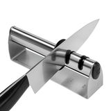 Messerschärfer TWINSHARP aus Edelstahl mit einem Messer in der Schärfposition, seitliche Perspektive