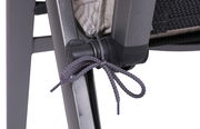 Detailaufnahme aus seitlicher Perspektive: graues Kordelband mit Schleife an einem schwarzen Kunststoffgelenk und grauem Metallrahmen eines Outdoor-Stuhls mit Textilbespannung