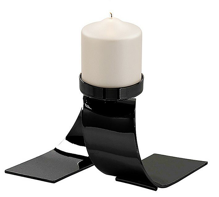 Schwarzer, moderner Leuchter mit geschwungenem Design und weißer Kerze, seitliche Perspektive