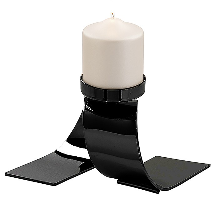 Schwarzer, moderner Leuchter mit geschwungenem Design und weißer Kerze, seitliche Perspektive