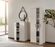 Moderner XL-Schuhschrank in hellem Raum, mit geöffneter Tür, die mehrere Paar Schuhe zeigt. Perspektive von vorne.