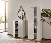 Moderner XL-Schuhschrank in hellem Raum, mit geöffneter Tür, die mehrere Paar Schuhe zeigt. Perspektive von vorne.