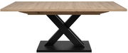 Moderner Esstisch mit Holzplatte und schwarzem X-förmigem Metallgestell, Frontalansicht