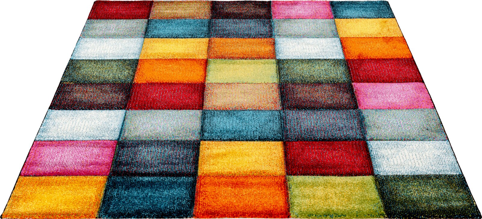 Kleurrijk tapijt met een vierkant patchworkpatroon in rood, blauw, geel, oranje, groen en roze, gefotografeerd vanuit een schuin perspectief van bovenaf