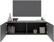 Frontale Ansicht eines grauen TV-Hängelowboards mit offenen Türen, dekoriert mit Büchern, Vasen und Geschenken.