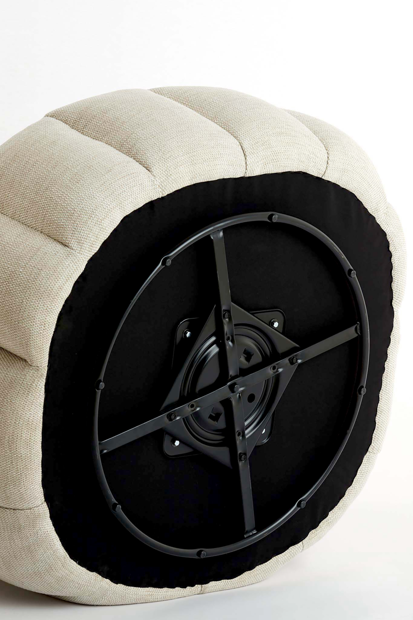 Unterseite eines Sessels mit drehbarem Mechanismus, beige gepolstert, aus der Perspektive von unten.