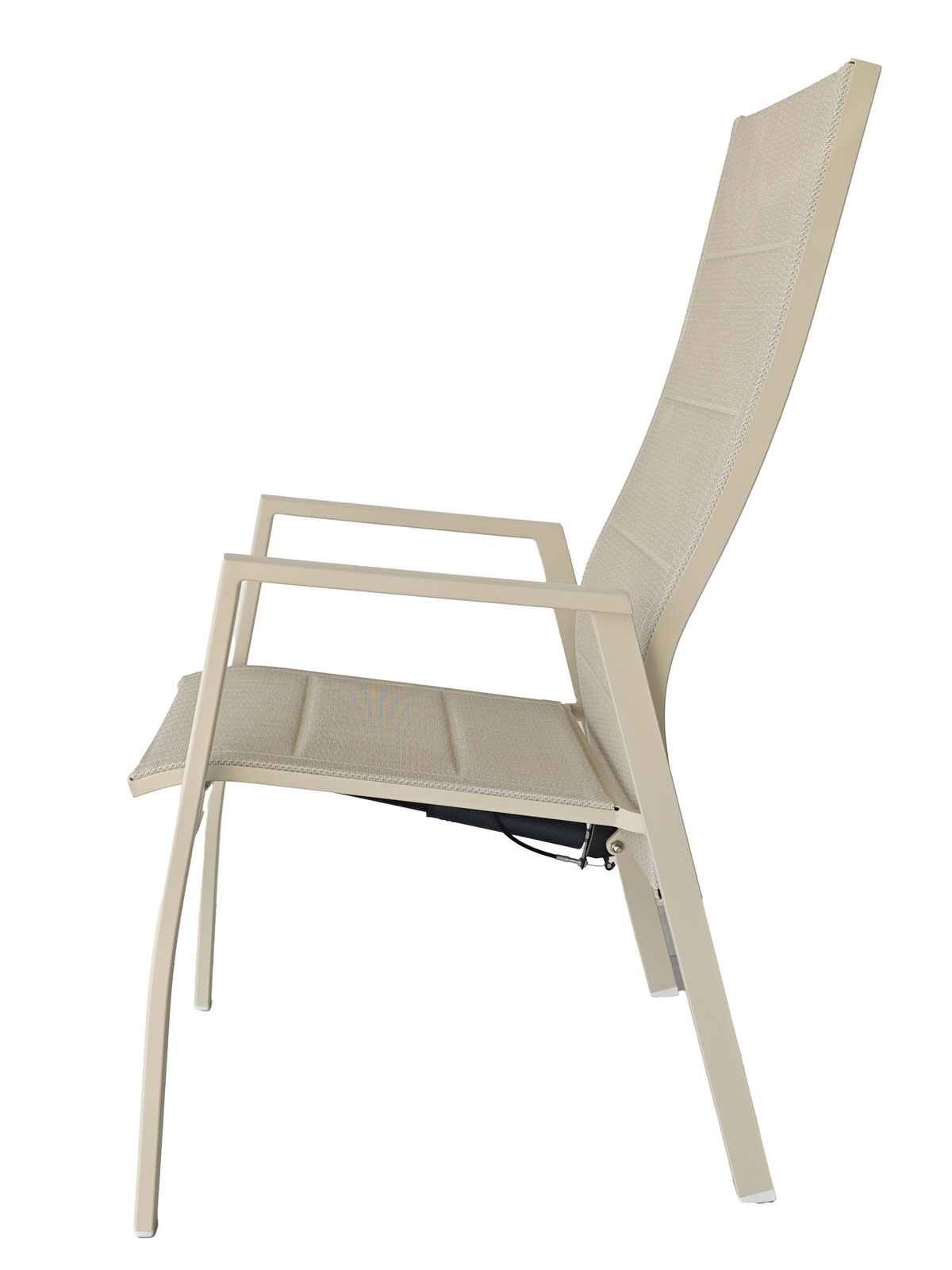 Seitliche Ansicht eines modernen, beigen Gartensessels mit hoher Rückenlehne und schlankem Design.