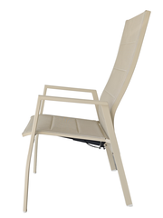 Seitliche Ansicht eines modernen, beigen Gartensessels mit hoher Rückenlehne und schlankem Design.