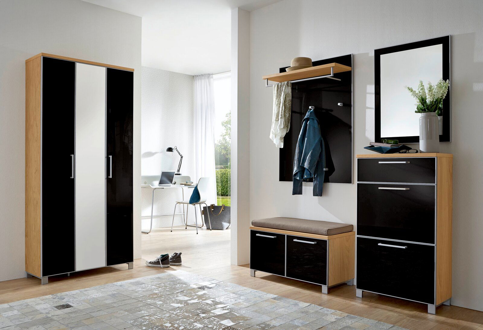 Modernes Garderoben-Set in Holzoptik mit schwarzen und weißen Elementen, bestehend aus einem großen Schrank, einer Sitzbank mit Stauraum, einer Wandgarderobe mit Hutablage und einem Spiegel. Perspektive: Frontalansicht.