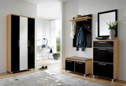 Modernes Garderoben-Set in Holzoptik mit schwarzen und weißen Elementen, bestehend aus einem großen Schrank, einer Sitzbank mit Stauraum, einer Wandgarderobe mit Hutablage und einem Spiegel. Perspektive: Frontalansicht.