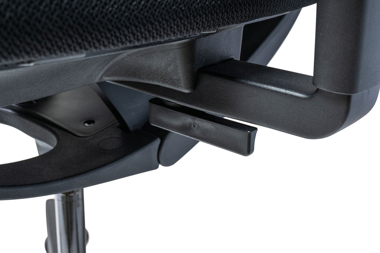 Nahaufnahme eines Bürostuhlmechanismus von unten, zeigt Hebel und Struktur.