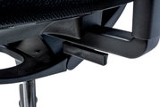 Nahaufnahme eines Bürostuhlmechanismus von unten, zeigt Hebel und Struktur.