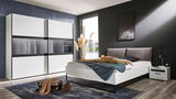 Moderne Nachtkonsole in einem stilvollen Schlafzimmer, seitliche Perspektive