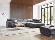 Ecksofa in modernem Wohnzimmer mit Holzverkleidung und großen Fenstern, Perspektive von vorne links