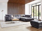 Ecksofa in modernem Wohnzimmer mit Holzverkleidung und großen Fenstern, Perspektive von vorne links