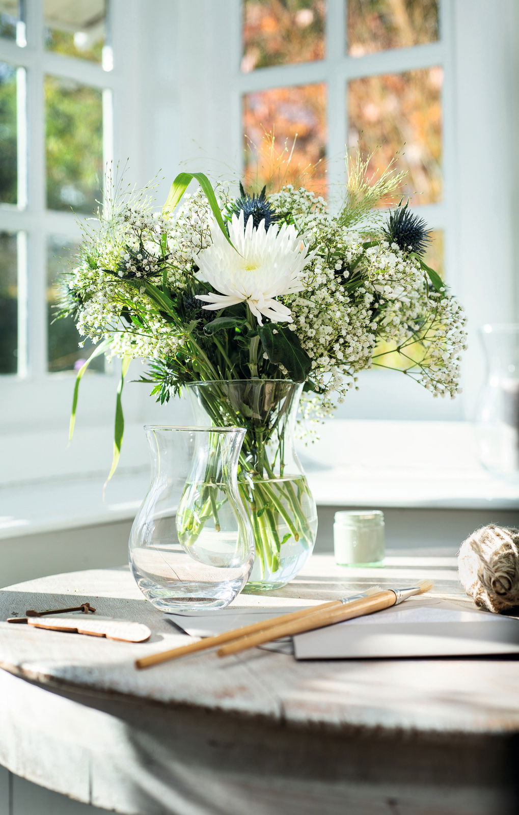 Vase Casolare 14cm mit Blumenstrauß, seitliche Perspektive auf einem Tisch vor einem Fenster
