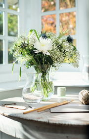 Vase Casolare 14cm mit Blumenstrauß, seitliche Perspektive auf einem Tisch vor einem Fenster