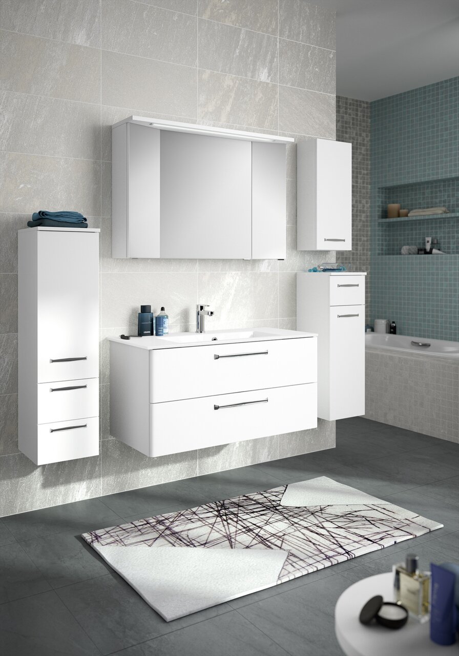 Moderner Badblock in Weiß mit Hängeschränken und Waschbecken, frontal betrachtet.