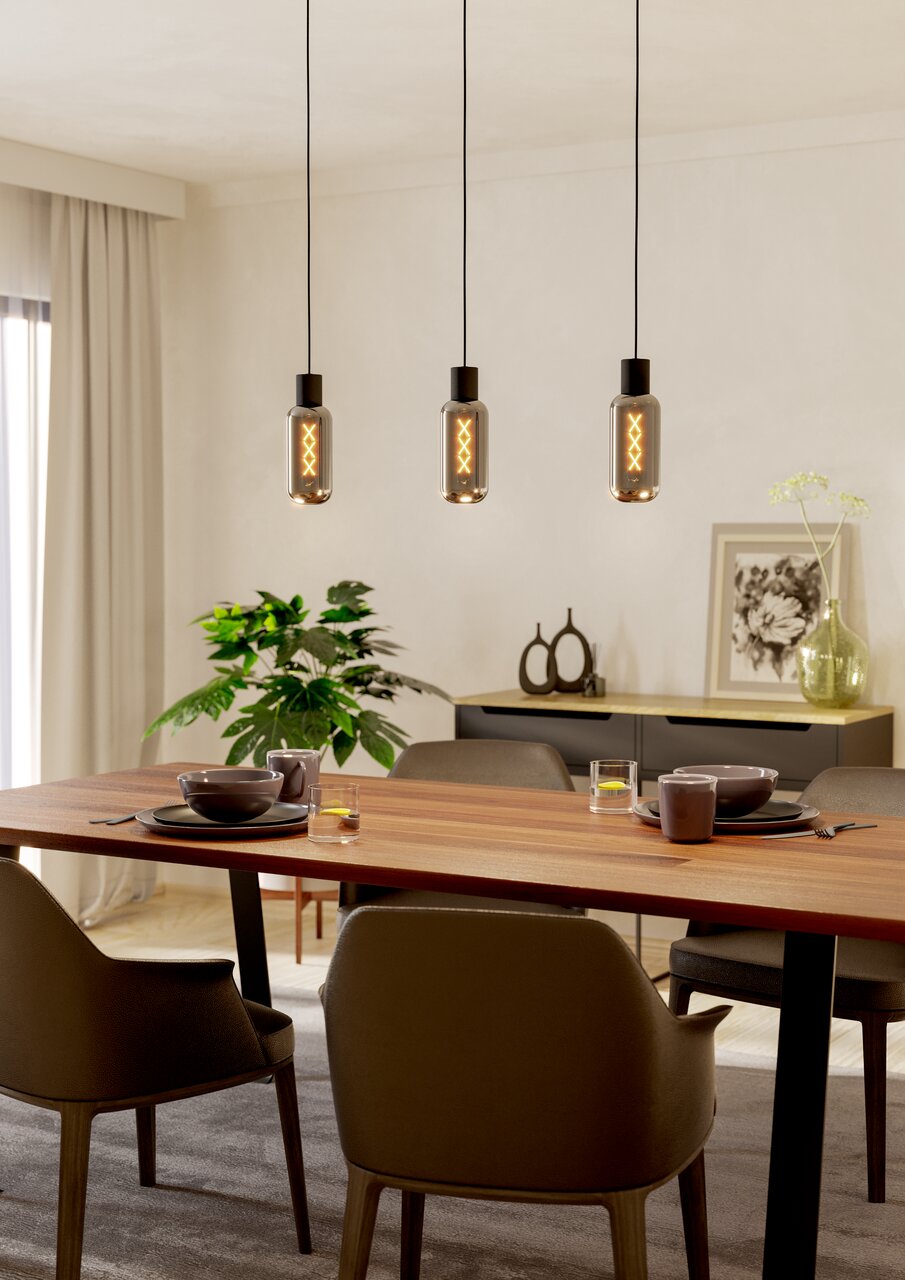 Eglo Leuchten Pendelleuchte MAIONE Drei moderne Pendelleuchten MAIONE hängen über einem Esstisch in einem stilvoll eingerichteten Raum, seitliche Perspektive.