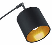 Close-up van een moderne staande lamp TOMMY met een zwarte lampenkap en een gouden binnenkant, gezien vanaf de zijkant