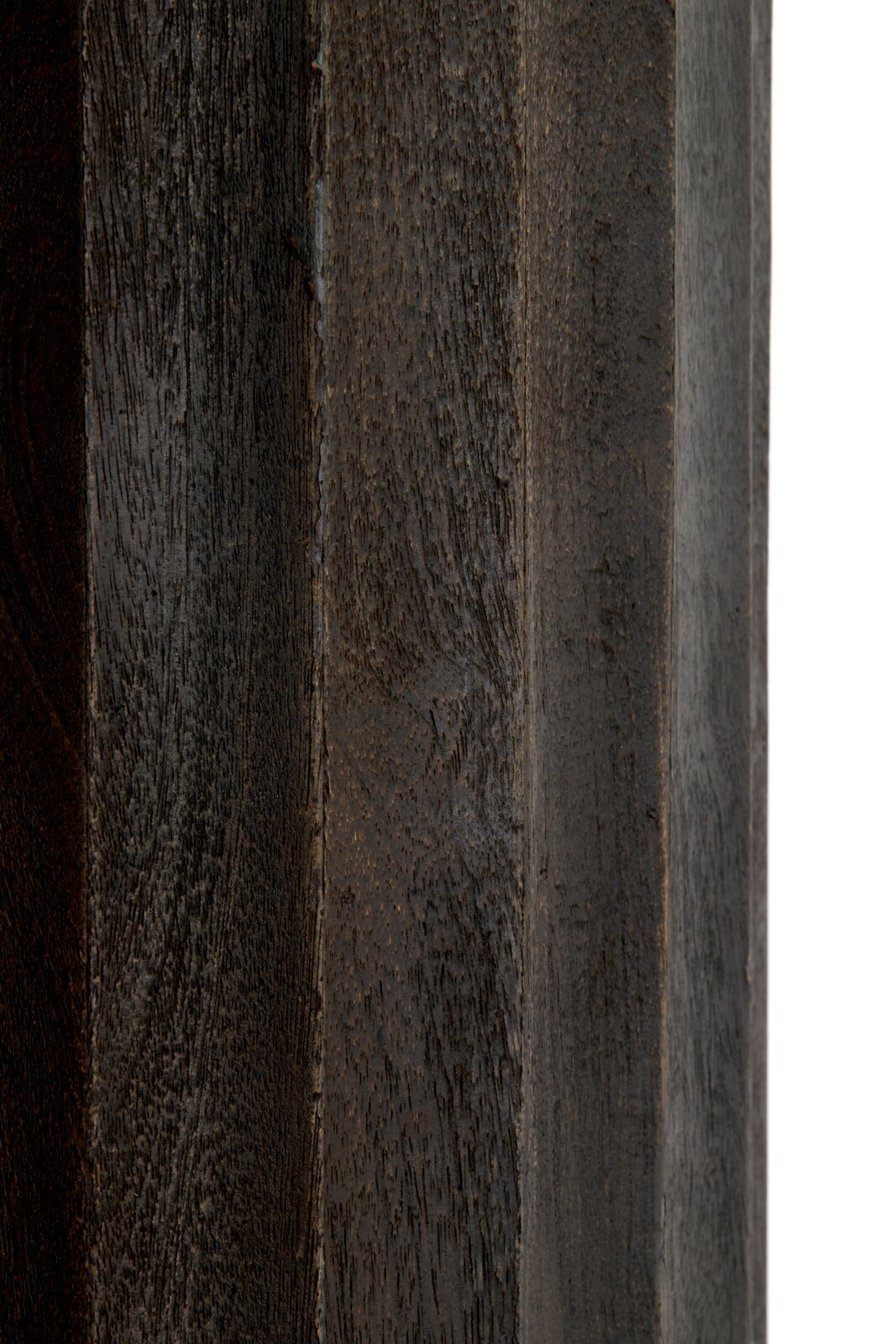 Nahaufnahme der Kante eines dunkelbraun bis schwarz gebeizten Holzprodukts mit sichtbarer Maserung, seitliche Perspektive