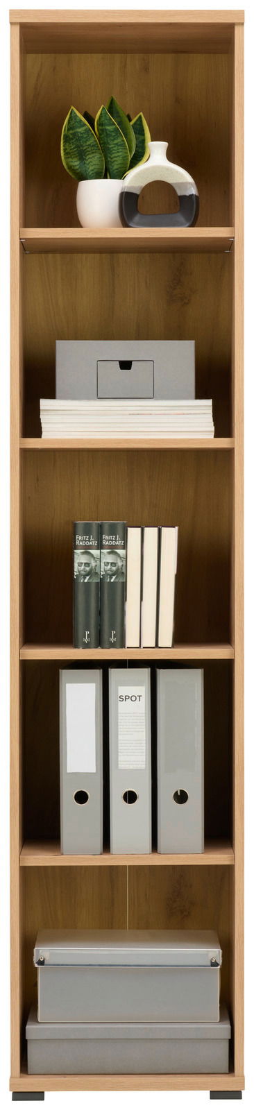 Ein hohes, schmales Regal aus Holz mit fünf Fächern, gefüllt mit Büchern, Ordnern und Dekorationsgegenständen. Frontalansicht.