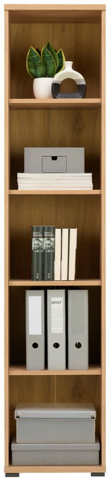 Ein hohes, schmales Regal aus Holz mit fünf Fächern, gefüllt mit Büchern, Ordnern und Dekorationsgegenständen. Frontalansicht.