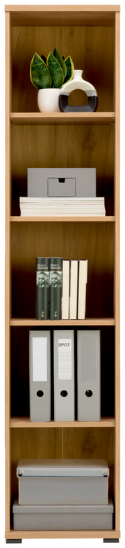 Ein hohes, schmales Regal aus Holz mit fünf Fächern, gefüllt mit Büchern, Ordnern und Dekorationsgegenständen. Frontalansicht.