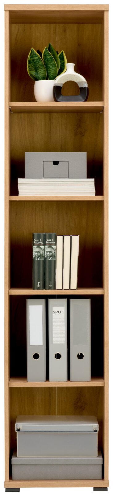Ein hohes, schmales Regal aus Holz mit fünf Fächern, gefüllt mit Büchern, Ordnern und Dekorationsgegenständen. Frontalansicht.
