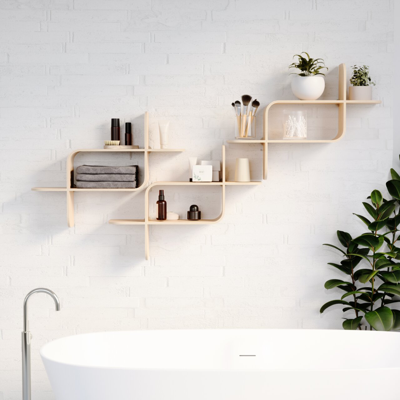 Modernes Wandregal aus hellem Holz mit geschwungenem Design, dekoriert mit Pflanzen, Handtüchern und Pflegeprodukten, seitliche Perspektive.
